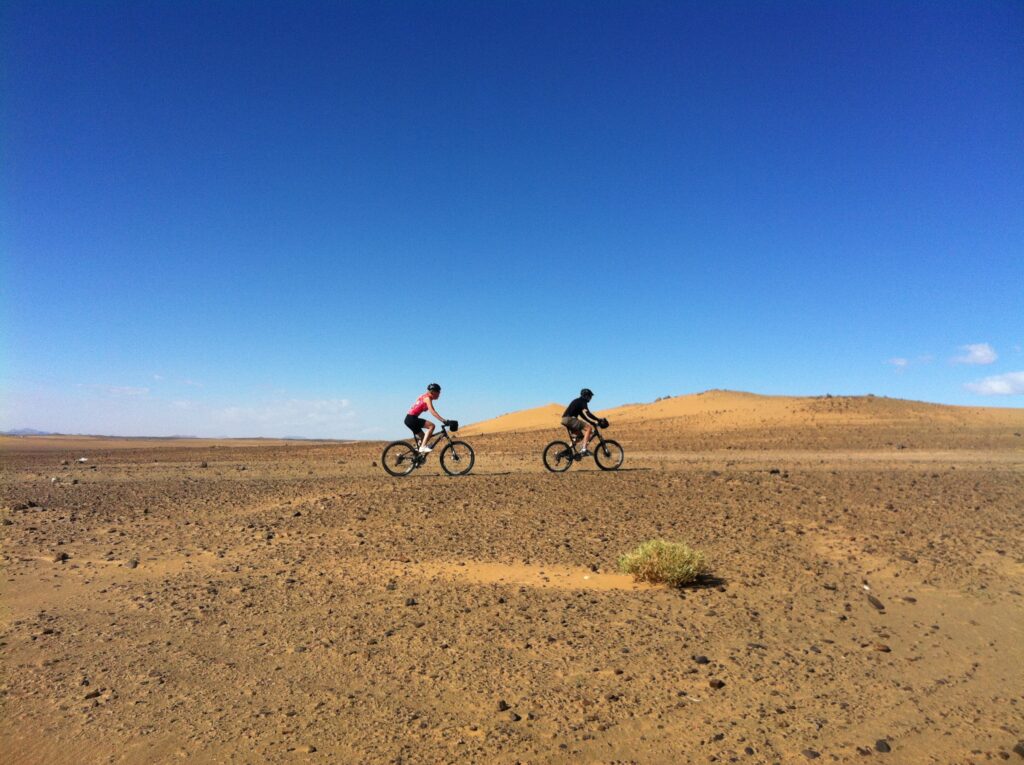 en bicicleta por el desierto de Merzouga viajar a Marruecos en mayo y junio
