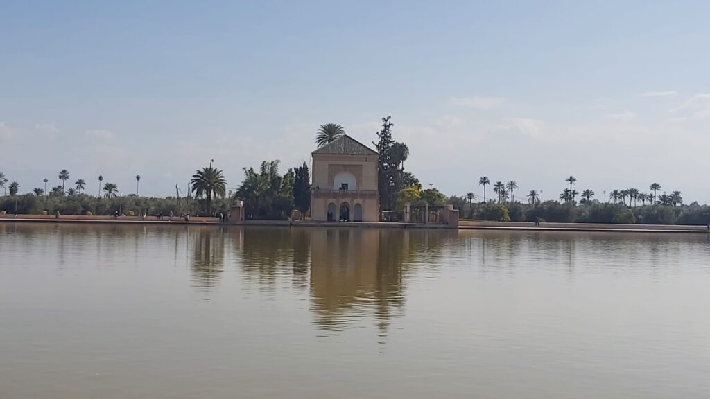 Marrakech en enero vista del estanque de la Menara