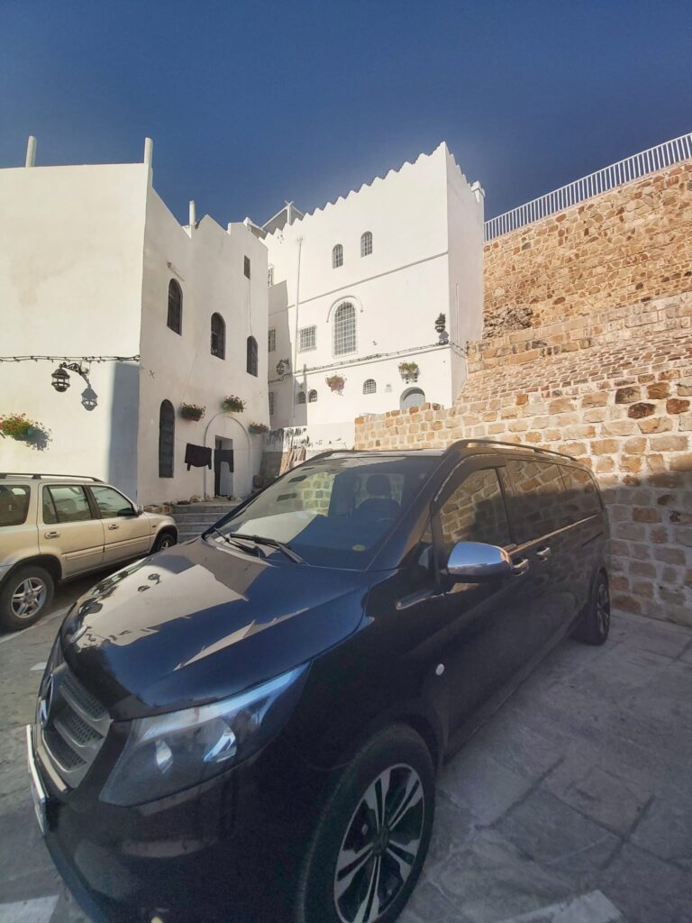 minivan en kasbah para traslados en tánger 