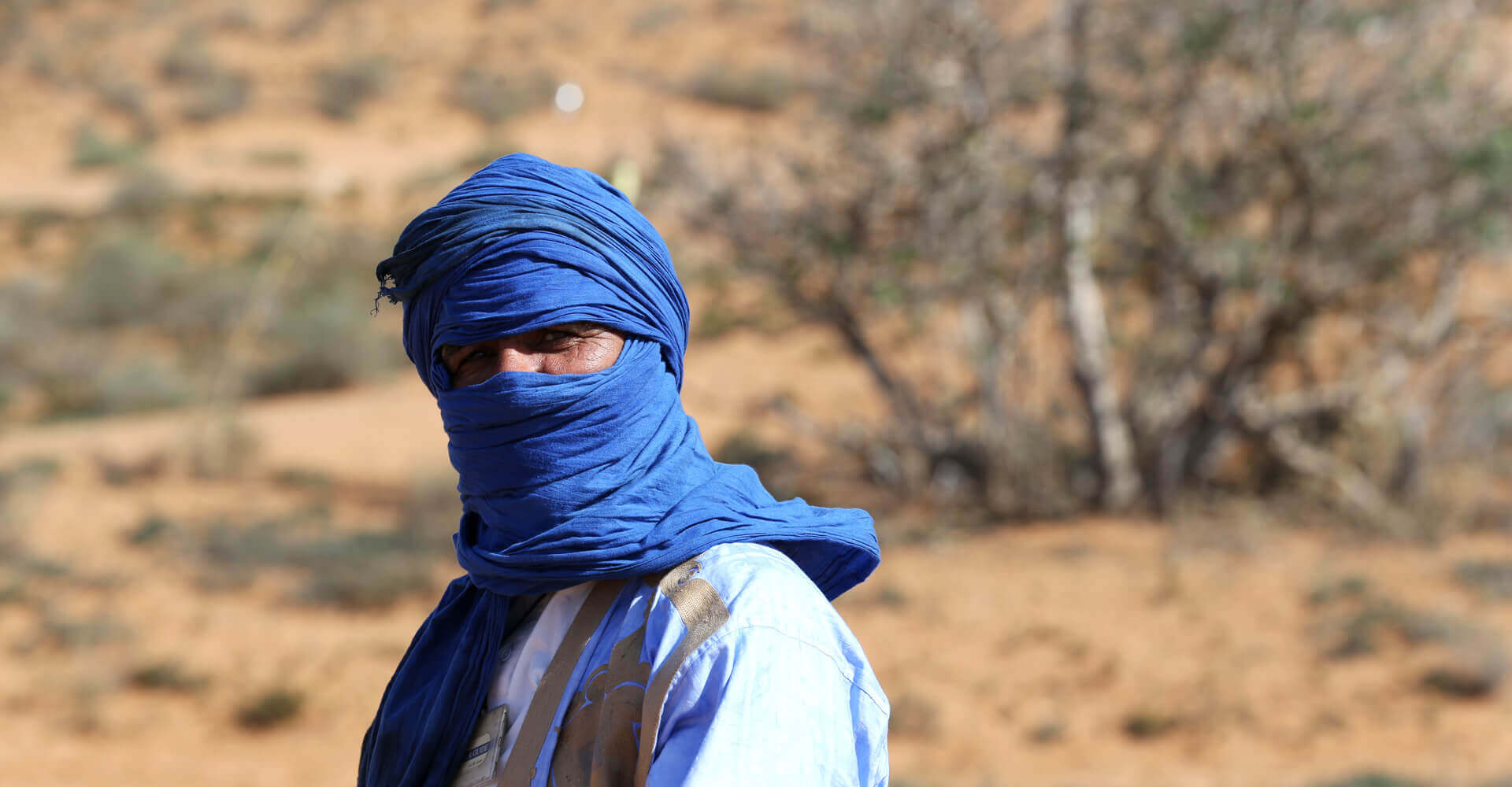 hombre con turbante azul