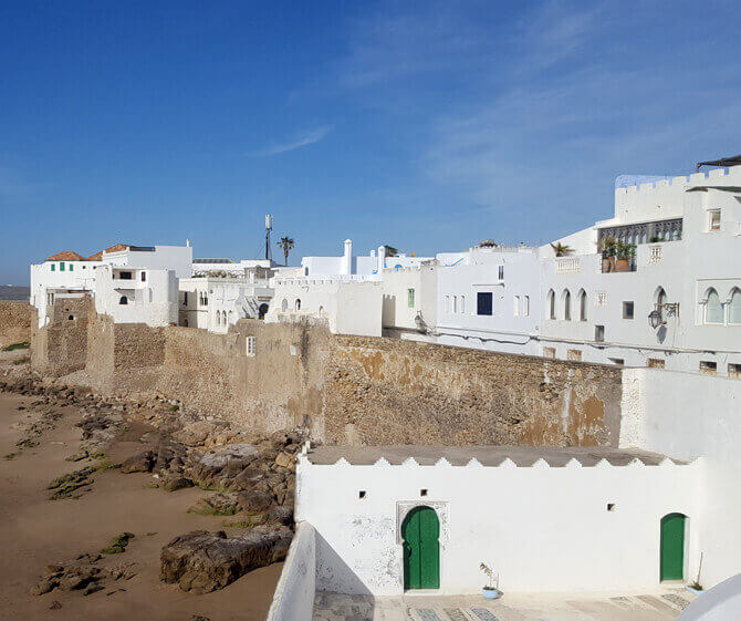 muralla de Assilah en la playa