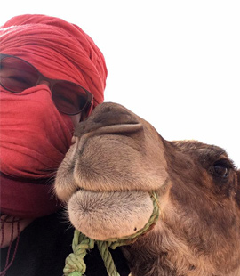 mujer con camello