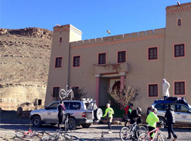 preparando bicicletas ruta desierto