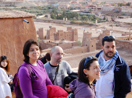 grupo viajeros escuchando guia en Ait Ben Haddou