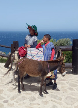 niños con burro en Cap Spartel Tánger