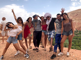 grupo jovenes viajeros en Marruecos