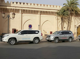 coches unikmaroctours delante de la mezquita de la kasbah