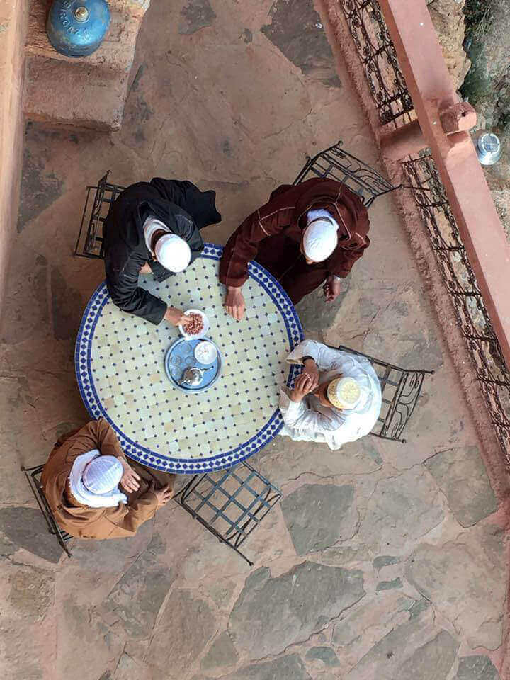 4 hombres hablando en una mesa
